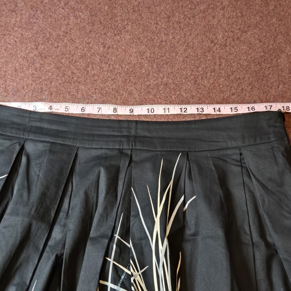 Swan And Floral Unbranded Skirt Measuring At A 36in Waist Unlined - Picture 5 of 7